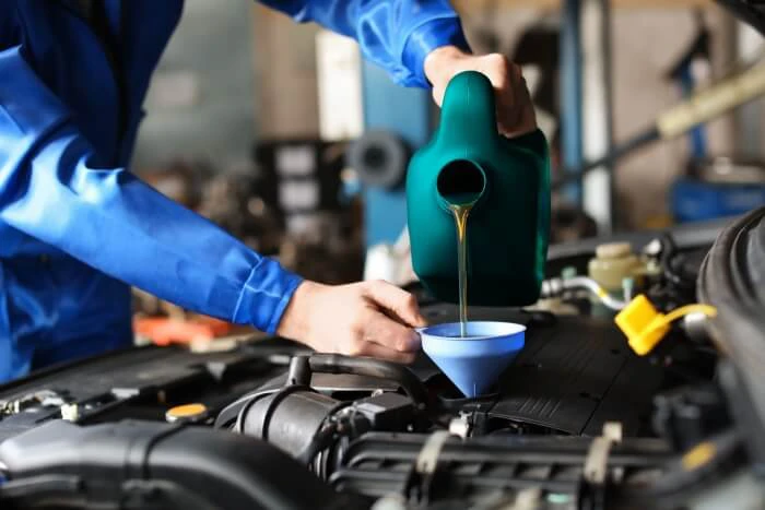 Motoröl Befüllung Auto Motoröl wird bei einem Auto nachgefüllt