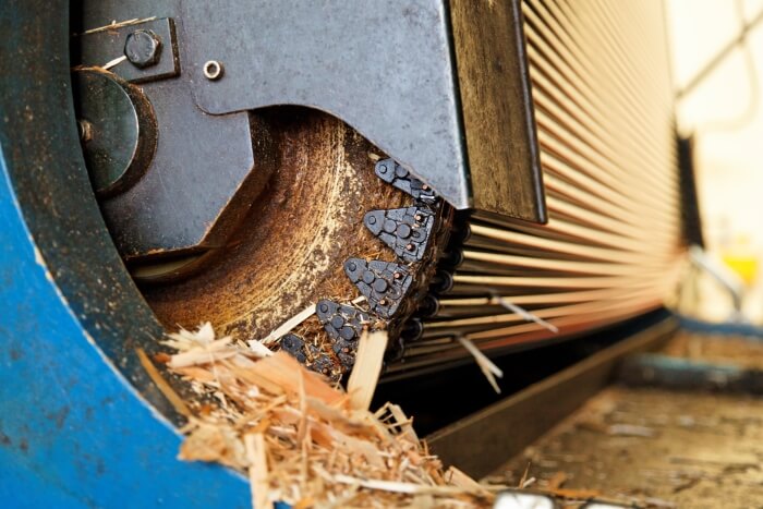 Chain and roller carpet in an OSB board production plant