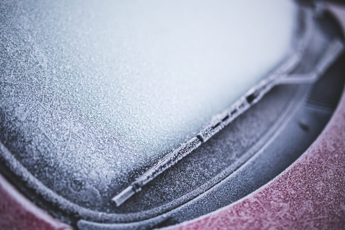 Frost auf der Autoscheibe im Winter