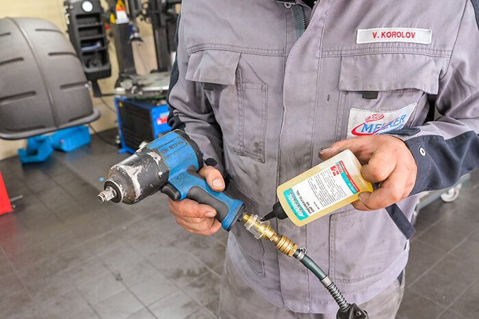 Pneumatic oil XHP 46 application at a pneumatic screwdriver