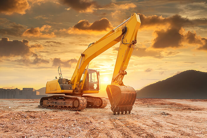 Bagger auf Baustelle Bagger auf einer Baustelle im Sonnenuntergang