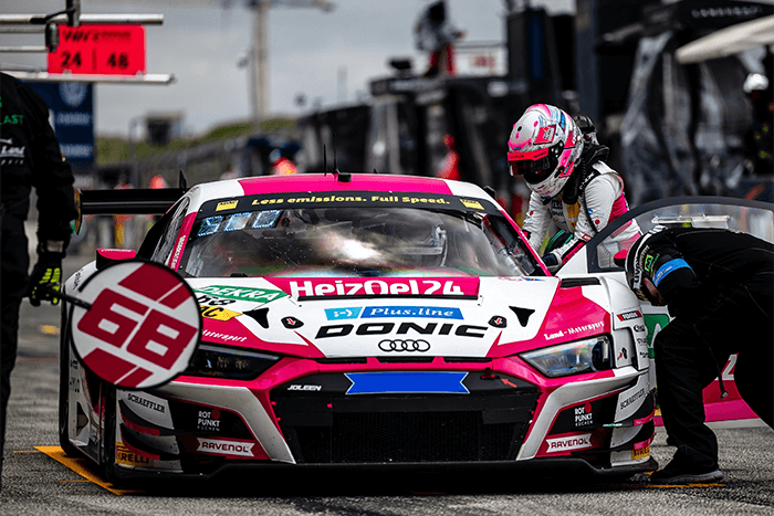 Carrie Schreiner steigt in ihren Rennwagen