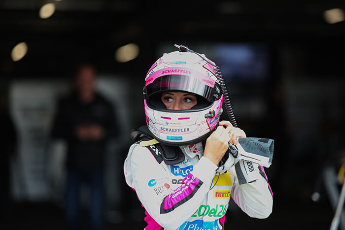 Carrie Schreiner im Rennanzug