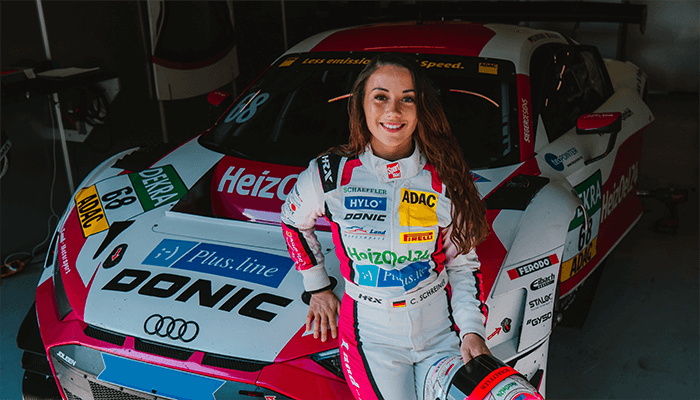 Carrie Schreiner mit ihrem Rennwagen