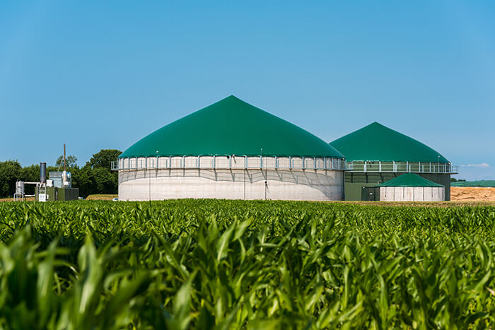 BHKW Feld Blockheizkraftwerk auf Bauernhof