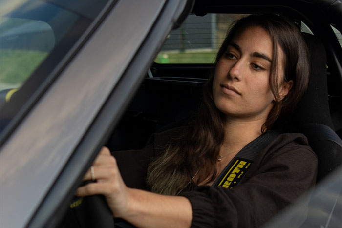 Jasmin Capka im Auto