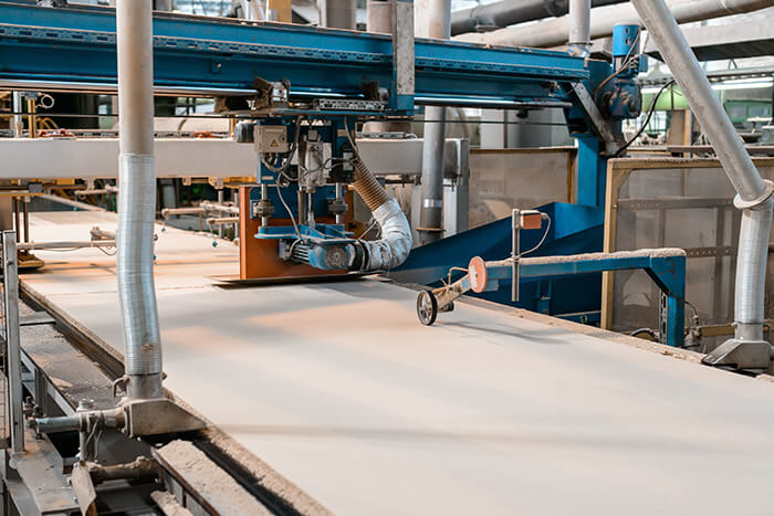 Spanplatten Herstellung Spanplatten werden in einer Fabrik gefertigt