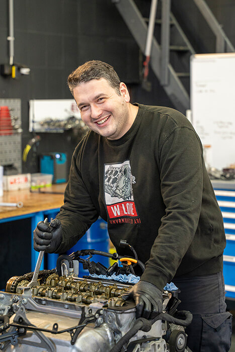 Arjanit Mula bei der Arbeit an einem Motor