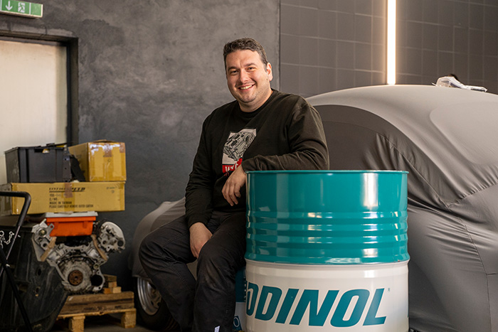Arjanit Mula im Profil mit ADDINOL Fass